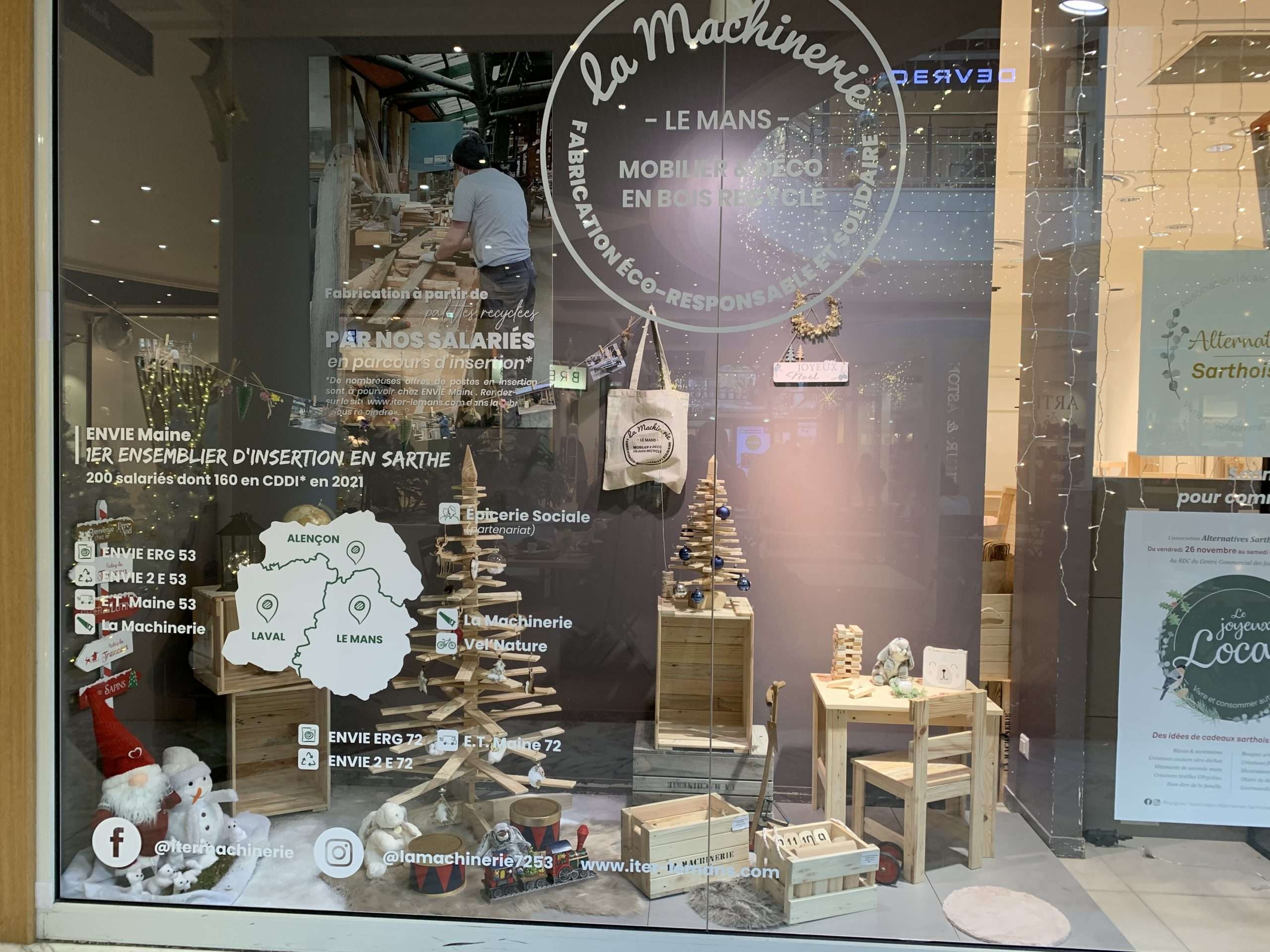 2 vitrine-ephemere-noël-centre-commercial-les-jacobins-le-mans